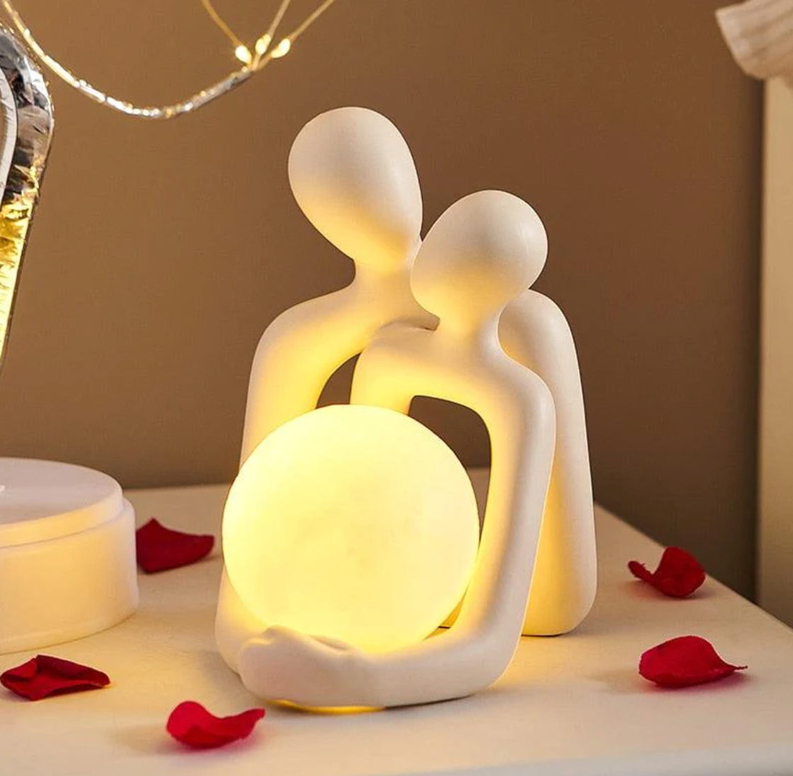 COUPLE STATUES-LAMPE - ROMANTISCHE UMARMENDE HARZLAMPE